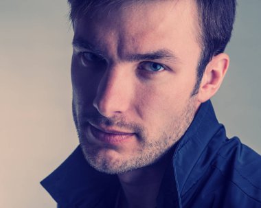 yakışıklı delikanlı agresif yakın çekim, tehlikeli arıyorsunuz