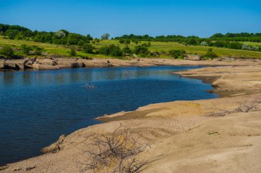 Göl güneşli bir granit taşlar ile