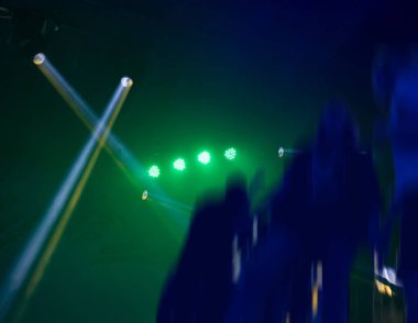 arka plan bulanık, konser sırasında müzisyenler Spot ışıklı