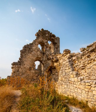 Ukrayna, Crimea - Ağustos 22,08. 2008: Mangup Kale (kale kale anlamına gelir) olduğunu Crimea'da, yaklaşık 9 mil bir plato üzerinde yer alan tarihi bir Kalesi Sevastopol doğusunda son.