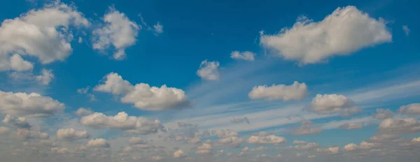 Błękitne Niebo Chmurami Panorama — Zdjęcie stockowe