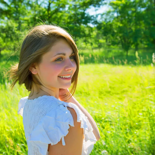 Ritratto Una Bella Ragazza Sullo Sfondo Del Giardino Campagna — Foto Stock