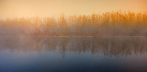 田舎の川で木霧の朝風景します — ストック写真