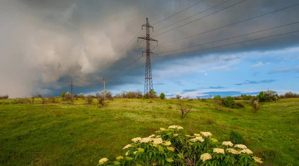 Regen Und Gewitterwolken Hochspannungsfreileitung Frühlingslandschaft — Stockfoto