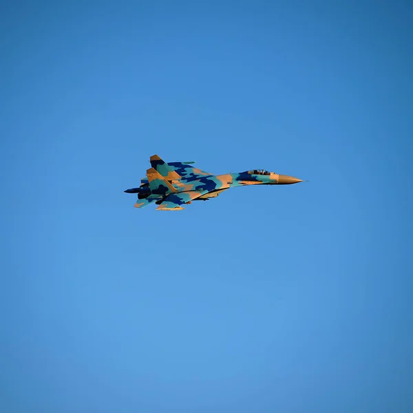 Στρατιωτικά Αεροσκάφη Φόντο Μπλε Του Ουρανού — Φωτογραφία Αρχείου