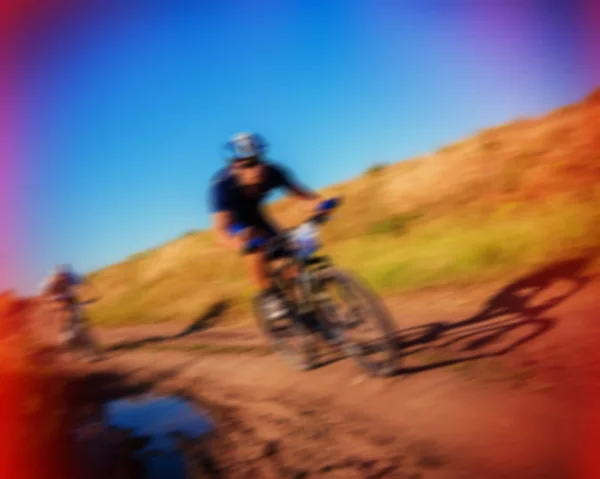 背景をぼかし 起伏の多い地形の上に乗ってスポーツ自転車のグループ — ストック写真