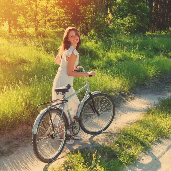 Милая Девушка Велосипедом Лесу Сельской Местности — стоковое фото