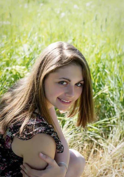 Portrait Une Fille Avec Ses Cheveux Sur Fond Naturel — Photo