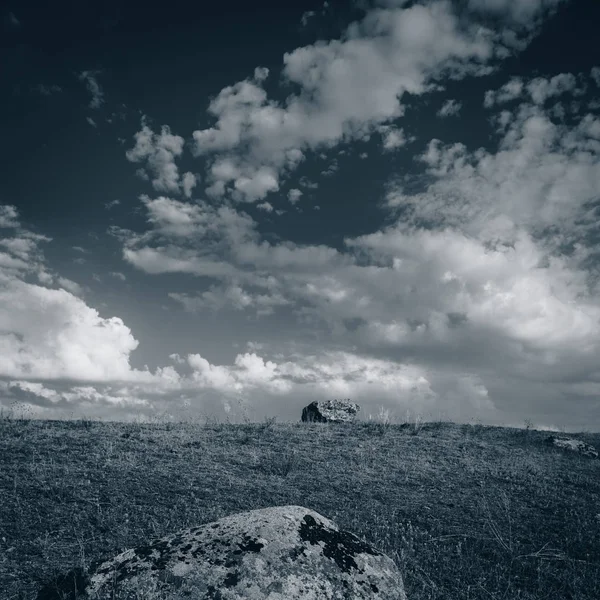 Paesaggio Rurale Con Rocce Granito Contro Cielo Con Nuvole — Foto Stock