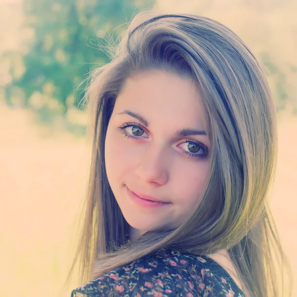 Portrait Une Fille Avec Ses Cheveux Sur Fond Naturel — Photo