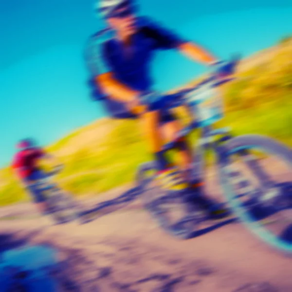 Расплывчатый Фон Группа Спортивных Велосипедистов Едущих Пересеченной Местности — стоковое фото