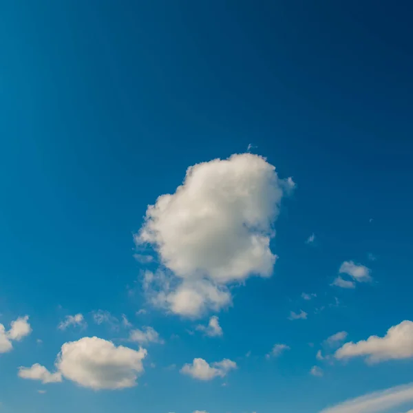 Nuages Blancs Contre Ciel Bleu Par Une Journée Ensoleillée — Photo