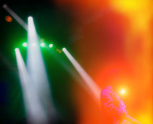 背景をぼかし スポット ライトは コンサート中にミュージシャンを点灯 — ストック写真