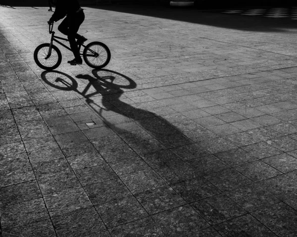 Силуэт Велосипедиста Тень Тротуаре — стоковое фото