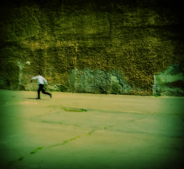 Расплывчатый Фон Мальчик Играет Мяч Фоне Стены Старого Здания — стоковое фото