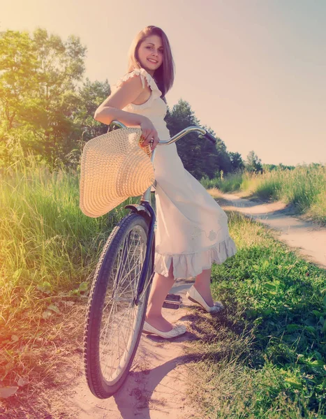 Девушка Велосипеде Едет Чемоданом Сельской Дороге Летний День — стоковое фото