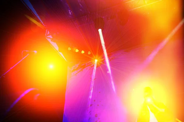 オープンエアのコンサート中に光の効果 — ストック写真