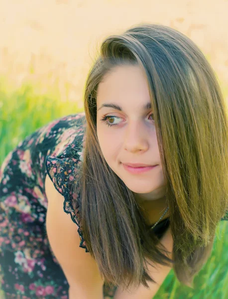 Portrait Une Fille Avec Ses Cheveux Sur Fond Naturel — Photo