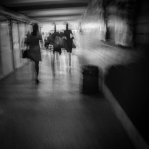 Расплывчатый Фон Силуэты Женщин Подземном Переходе — стоковое фото