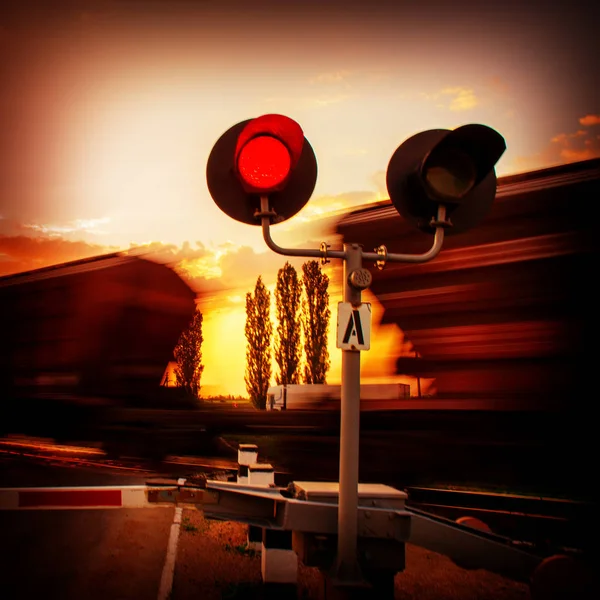 車移動の背景に鉄道信号 — ストック写真