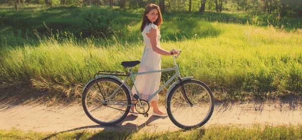 Милая Девушка Велосипедом Лесу Сельской Местности — стоковое фото