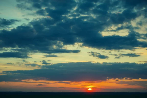 背景をぼかし 夕方の空で夕日 — ストック写真