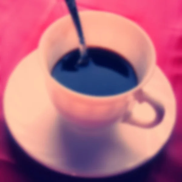 背景をぼかし コーヒー テーブルの上のカップにスプーン — ストック写真