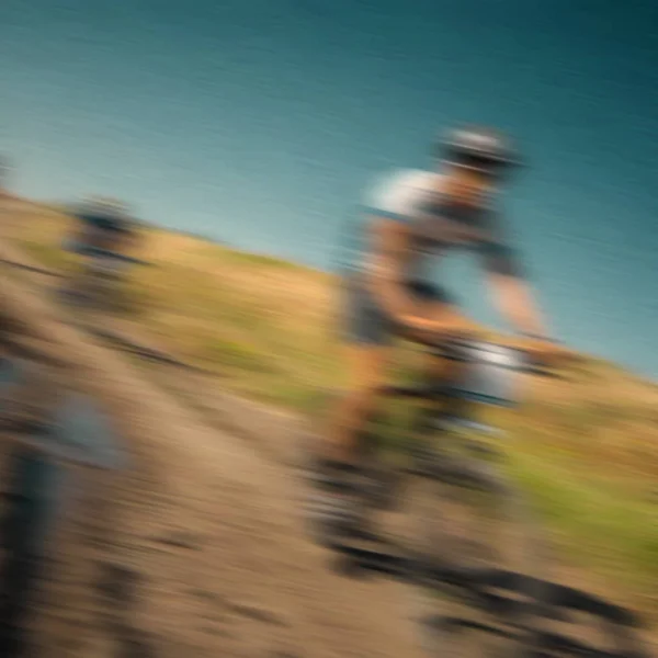 Hintergrund Verschwommen Rennradfahrer Fährt Auf Unwegsamem Terrain — Stockfoto