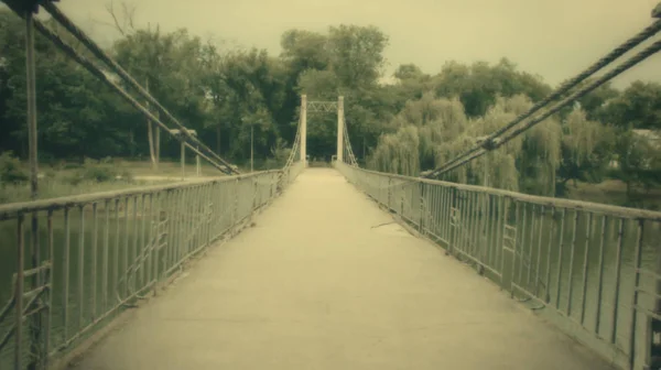 模糊的背景 废弃的桥梁在河上 — 图库照片