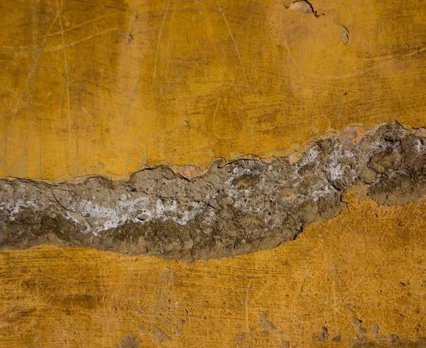 旧石膏的混凝土墙面表面 覆盖着裂缝和盐 — 图库照片