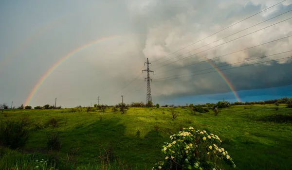 Gewitterwolken Und Regen Regenbogen Hochspannungsfreileitung Frühlingslandschaft — Stockfoto