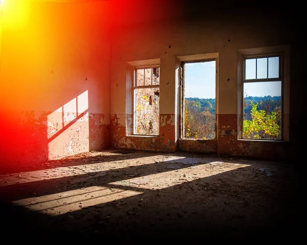 Janelas Prédio Antigo Luz Solar — Fotografia de Stock