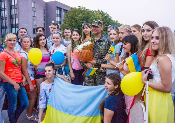 Kryvyi Rih, Ukrayna - 3 Eylül, 2015: anti-terör işlem, geri seferberlik 17 zırhlı tugay'nın askerleri. Öğretmen öğrencileri bir araya geldi.