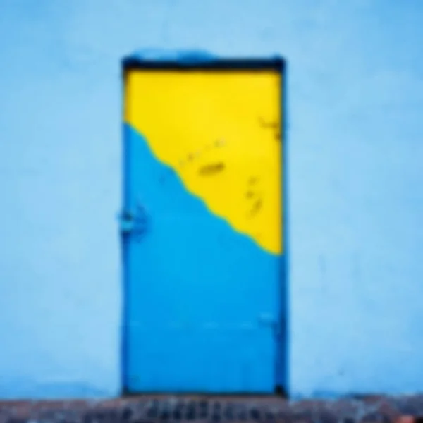 Latar Belakang Kabur Pintu Yang Tidak Fokus Dan Dinding Biru — Stok Foto