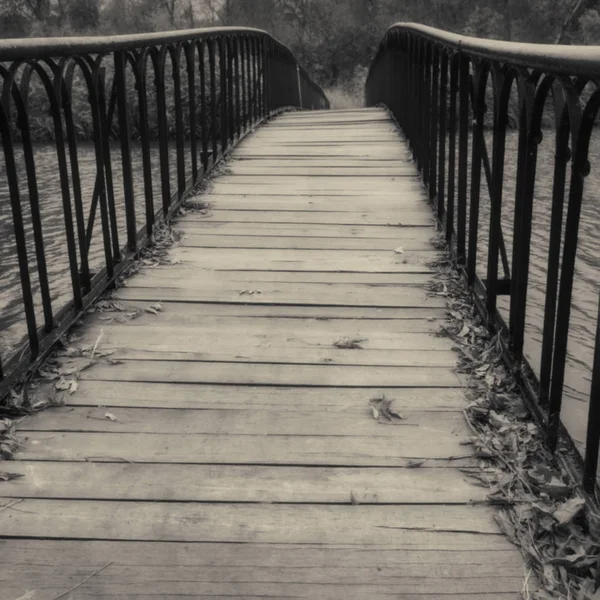 arka plan bulanık nehir üzerinde terkedilmiş köprü