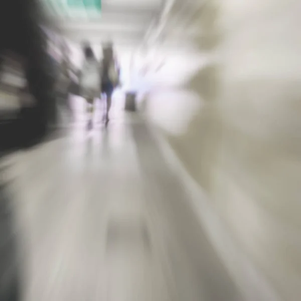 Fond Flou Silhouettes Une Femme Marchant Dans Passage Souterrain — Photo