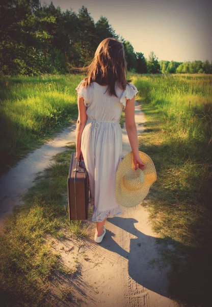 Ragazza Con Una Valigia Una Strada Campagna — Foto Stock