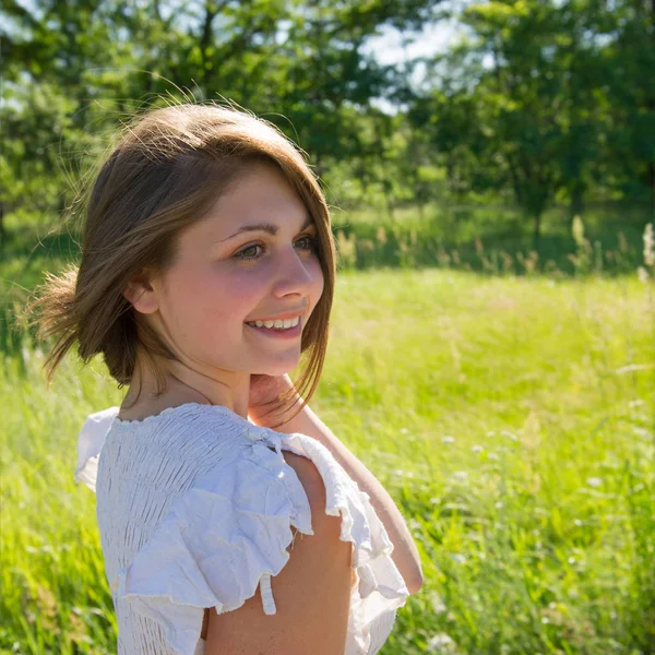 Ritratto Una Bella Ragazza Sullo Sfondo Del Giardino Estate Foto Stock