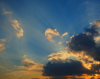 Güneş ışınları üzerinde gökyüzü günbatımı sırasında