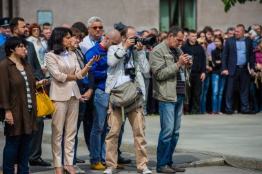 Kryvyi Rih, Ukrayna-19.05.2016: devriye memuru yemin ettim ve Kryvyi yakın çalışmaya başladı. İş yerinde gazeteciler.