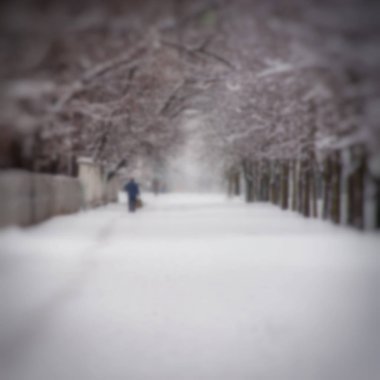 arka plan bulanık, karla kaplı şehir sokak yürüyüş yoldan geçen