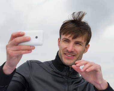 işadamı selfie smartphone açık havada yapıyor, Yaş 35 yıl