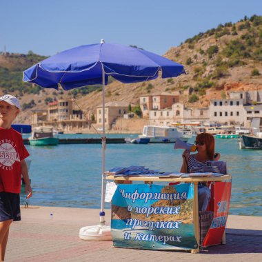 Balaklava, Crimea. Ukrayna - 25 Temmuz 2010: Turist waterfront Hizmetleri ve Hatıra Eşyası satışı