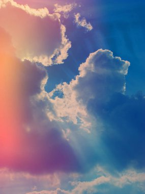 bulutlar, güneş ışınlarından güneşli bir gün