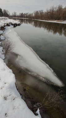 kış manzara nehir ve buz, dikey Panoraması
