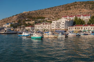 Balaklava, Crimea. Ukrayna - 25 Temmuz 2010: görünüm Körfezi ve Marinalar tekneler ve yatlar ile gezinti