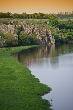 kırsal manzara nehir ve yeşil çimen