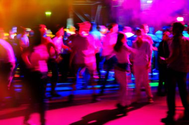 gençlerin rahatla ve arka plan bulanık bir disko gece dans