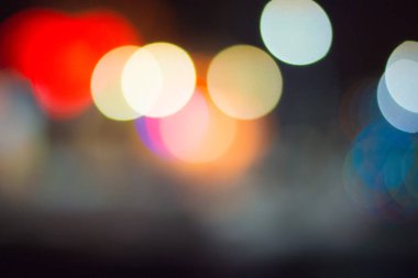 Karanlık bir arka plan üzerinde renkli ışıklar lekeler