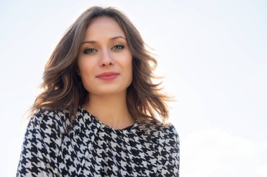 gökyüzü güneşli bir günde güzel bir genç kadının portresi